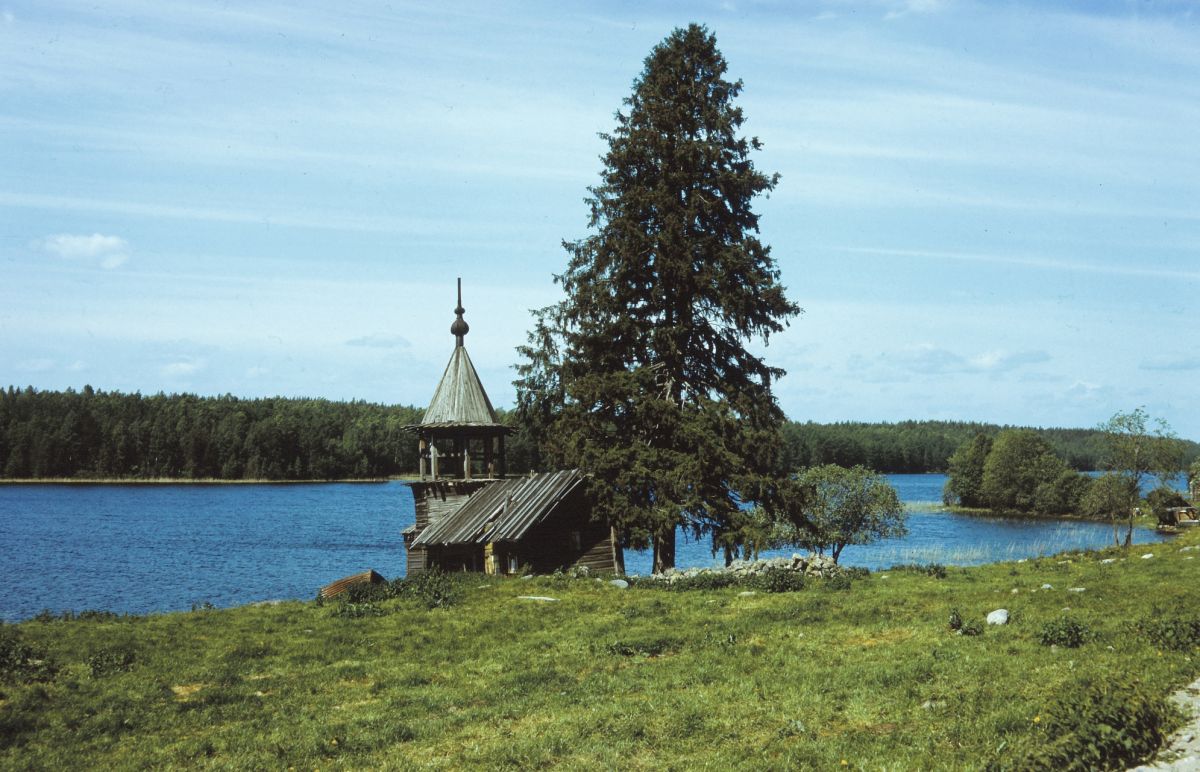 Часовня Космы и Дамиана, Узкие (Медвежьегорский район, Республика Карелия). общий вид в ландшафте