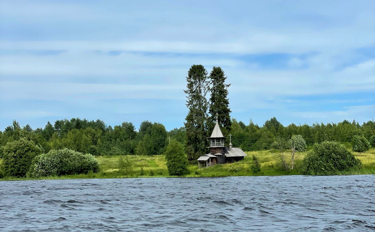 Часовня Космы и Дамиана, Узкие (Медвежьегорский район, Республика Карелия). общий вид в ландшафте