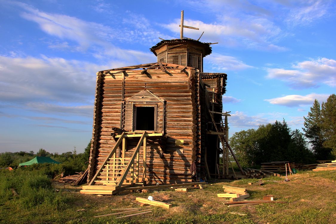 Церковь Власия, Масловская (Тулгас) (Виноградовский район, Архангельская область). фасады, Вид с запада. В 2019г. ребята из Общего Дела взялись за консервацию церкви Власия (слева на фото их лагерь).
