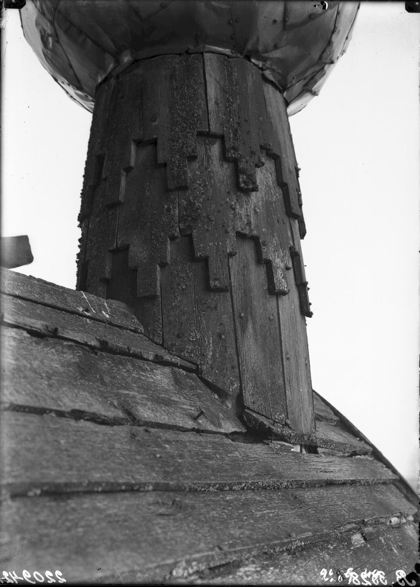 Церковь Димитрия Солунского, Верхняя Уфтюга (Красноборский район, Архангельская область). архивная фотография, Шейка главки над алтарной бочкой. Фото экспедиции К.К. Романова из коллекции РЭМ.