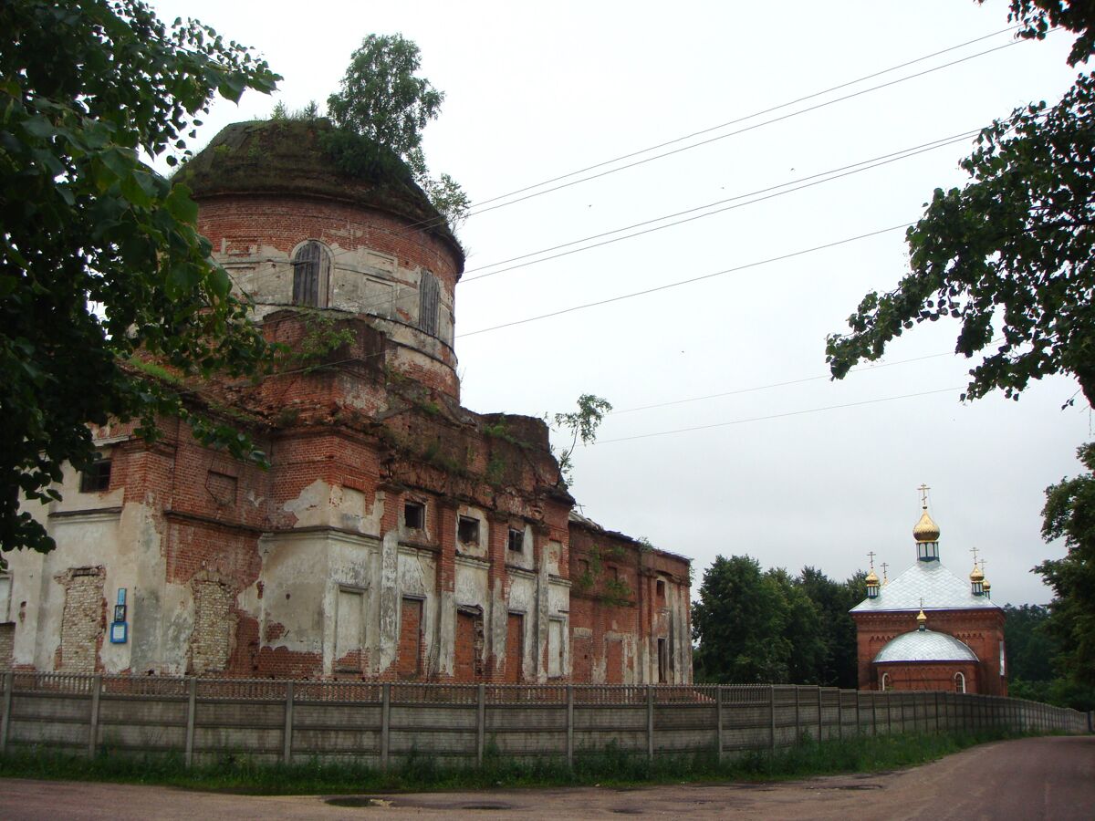 Климовский Покровский монастырь. Церковь Покрова Пресвятой Богородицы, Климово (Климовский район, Брянская область). фасады, Вид на алтарь и северную сторону храма  