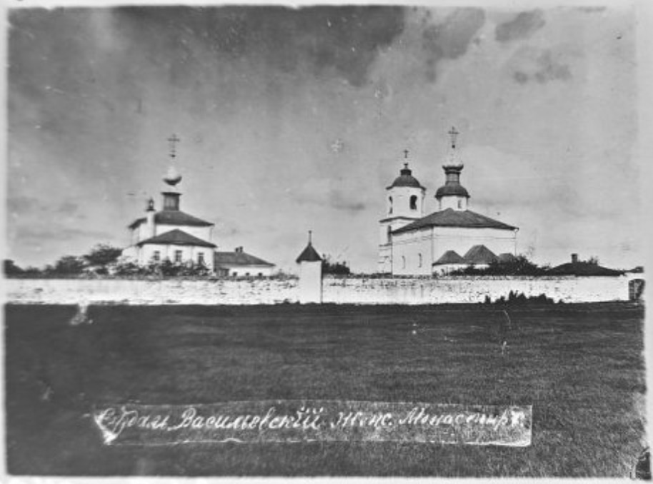 Сретенская церковь слева. Начало XX в., архивная фотография. Васильевский мужской монастырь. Церковь Сретения Господня, Суздаль (Суздальский район, Владимирская область)