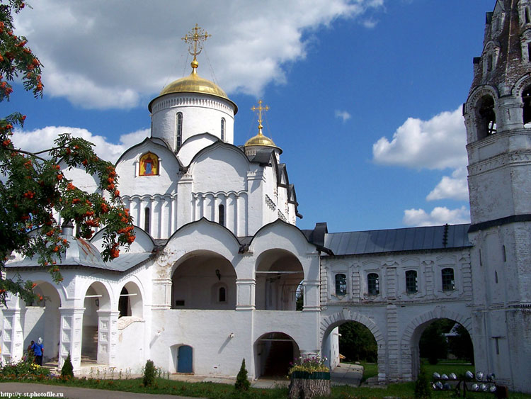 Суздаль. Покровский женский монастырь. Собор Покрова Пресвятой Богородицы. архитектурные детали, А галерея пристроена уже в 18 веке...		      