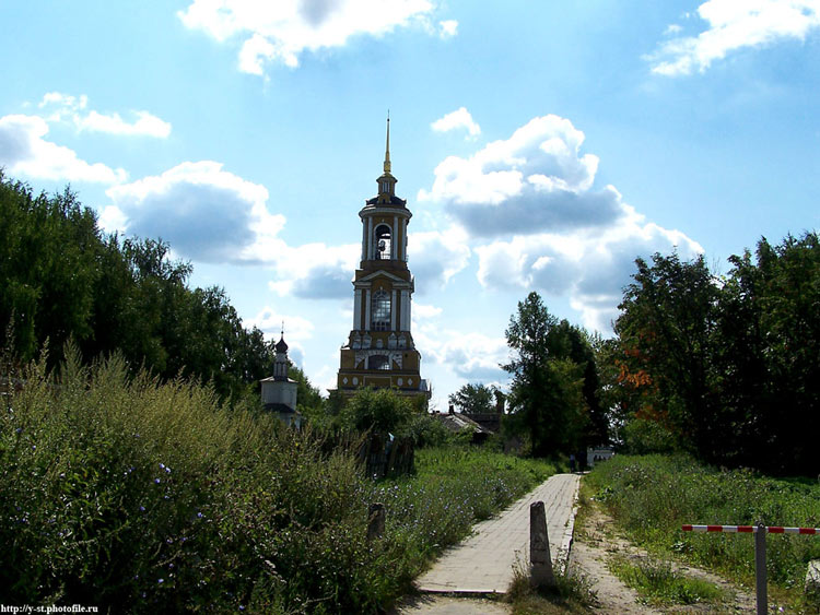 Суздаль. Ризоположенский женский монастырь. Колокольня Евфросинии Суздальской. общий вид в ландшафте