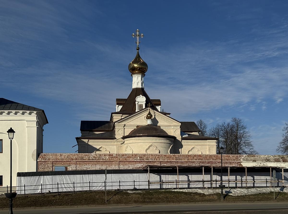 Вид с востока. Наружные работы по самой церкви завершены, реставрируется прилегающий участок ограды, фасады. Ризоположенский монастырь. Церковь Сретения Господня в трапезном корпусе, Суздаль (Суздальский район, Владимирская область)