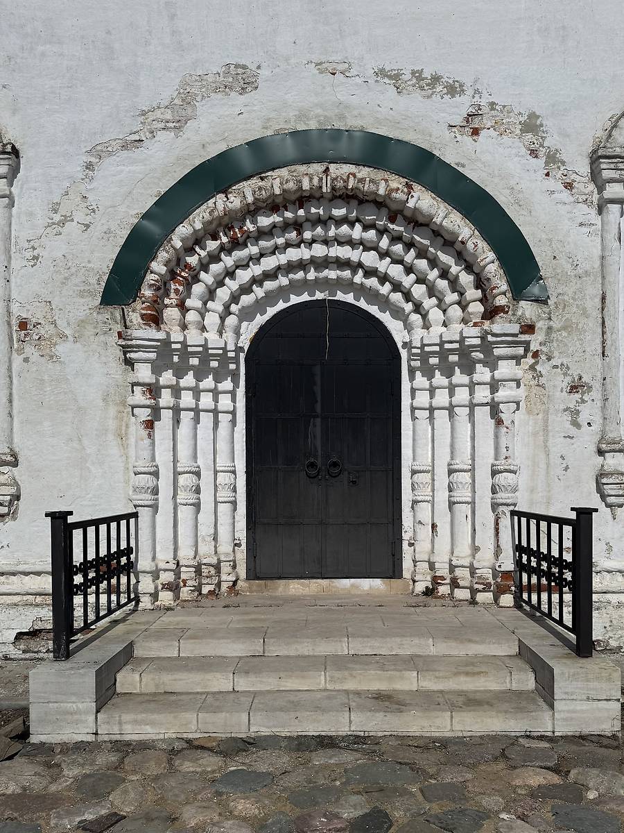 Южный портал с демонтированным козырьком, архитектурные детали. Александровский мужской монастырь. Церковь Вознесения Господня, Суздаль (Суздальский район, Владимирская область)