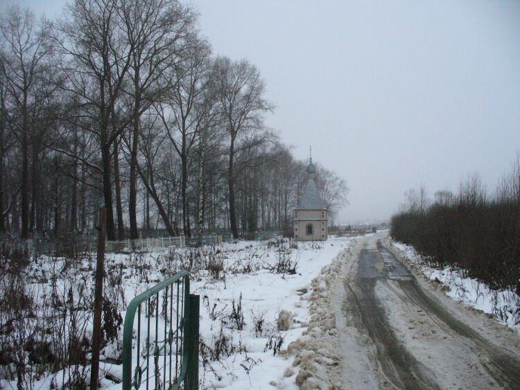 Часовня Всех Святых, в земле Российской просиявших, Родники (Родниковский район, Ивановская область). общий вид в ландшафте, В вид от дороги