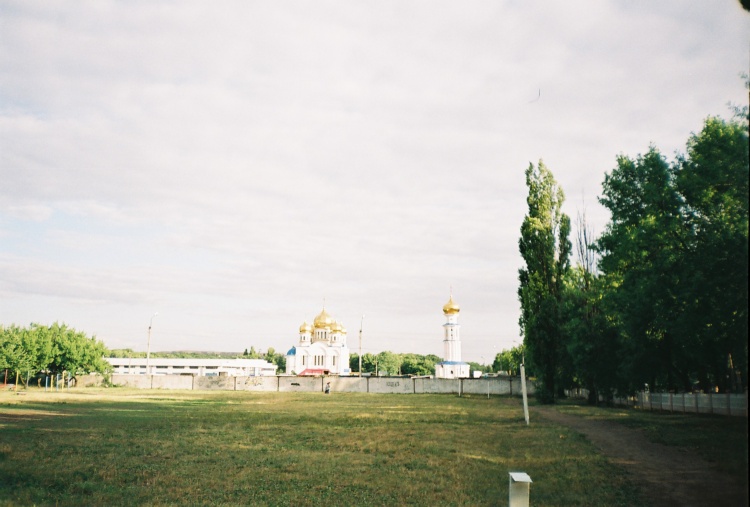 Церковь Покрова Пресвятой Богородицы, Донецк (Донецк, город, Украина, Донецкая область). общий вид в ландшафте, Вид с футбольного поля