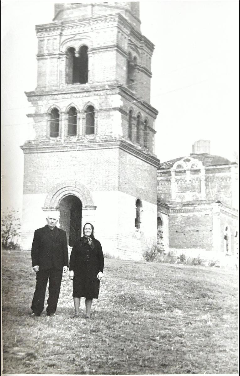 Мои прапрабабушка и прапрадедушка Агрофена (уроженка соседней деревни Троицкое) и Павел (уроженец села Ознобишина) Кудрявцевы, архивная фотография. Церковь Троицы Живоначальной в Ознобишине, Ознобишино (Троицкий административный округ (ТАО), г. Москва)