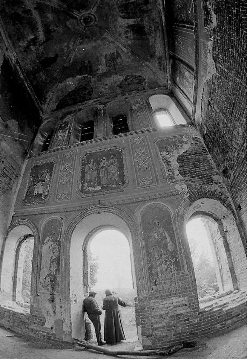 Церковь Живоначальной Троицы в селе Ознобишино Подольского района. Интерьер четверика до реставрации., интерьер и убранство. Церковь Троицы Живоначальной в Ознобишине, Ознобишино (Троицкий административный округ (ТАО), г. Москва)