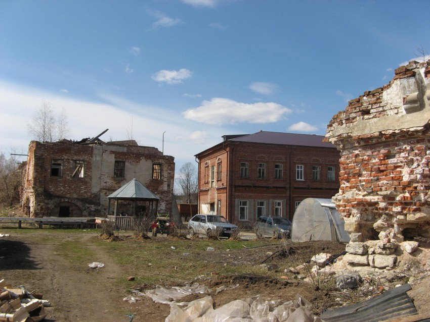 Семиозёрка. Седмиозёрская Богородицкая пустынь. дополнительная информация, На территории монастыря. Торец странноприимного дома, часть братского корпуса и руины храма в честь Смоленской иконы Божьей Матери.