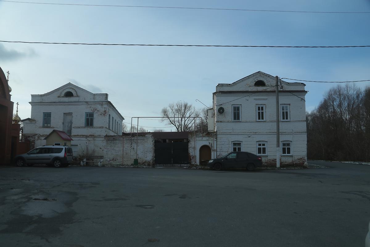 Двухэтажный каменный корпус (1845) и двухэтажный каменный флигель (1887) с востока, дополнительная информация. Седмиозёрская Богородицкая пустынь, Семиозёрка (Высокогорский район, Республика Татарстан)