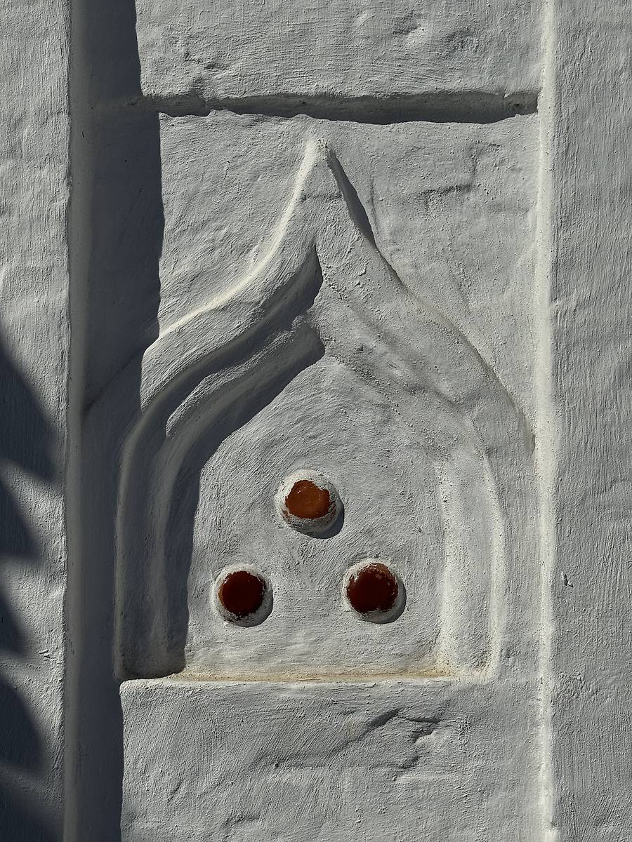 Керамический декор апсиды, архитектурные детали. Спасо-Евфимиевский монастырь. Трапезная церковь Успения Пресвятой Богородицы, Суздаль (Суздальский район, Владимирская область)