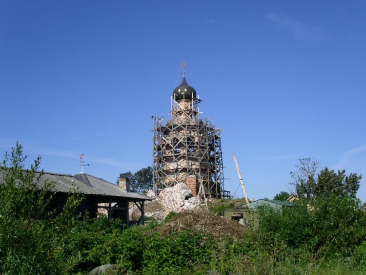 Каменный, остров. Спасо-Каменный Преображенский монастырь. Церковь Успения Пресвятой Богородицы. фасады, Вид с северо-востока. Перед колокольней - руины Преображенской церкви.