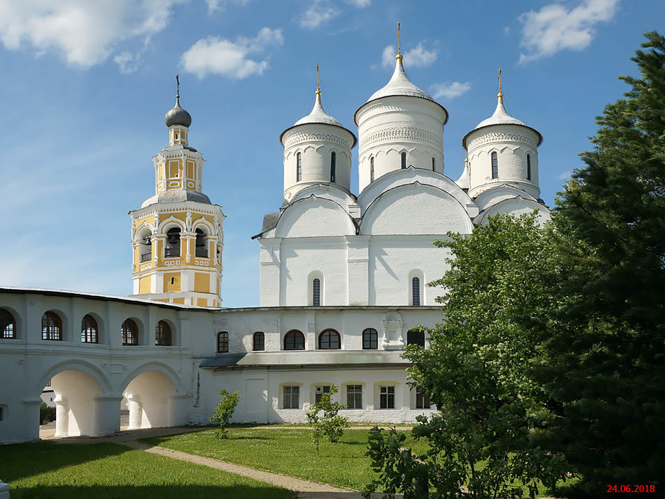 Прилуки. Спасо-Прилуцкий мужской монастырь. Собор Спаса Преображения. фасады