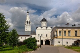 Прилуки. Спасо-Прилуцкий мужской монастырь. Надвратная церковь Вознесения Господня