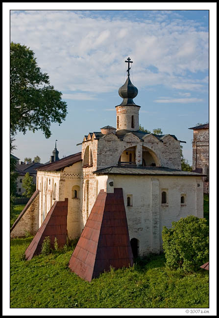 Кириллов. Кирилло-Белозерский монастырь. Церковь Сергия Радонежского. фасады, лучше всего церковь видно со стен монастыря