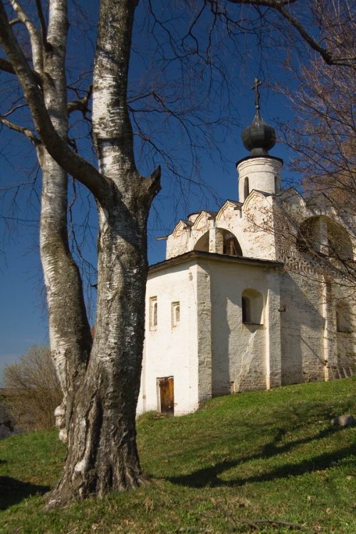 Кириллов. Кирилло-Белозерский монастырь. Церковь Сергия Радонежского. общий вид в ландшафте