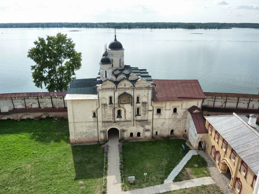 Кириллов. Кирилло-Белозерский монастырь. Церковь Спаса Преображения. общий вид в ландшафте