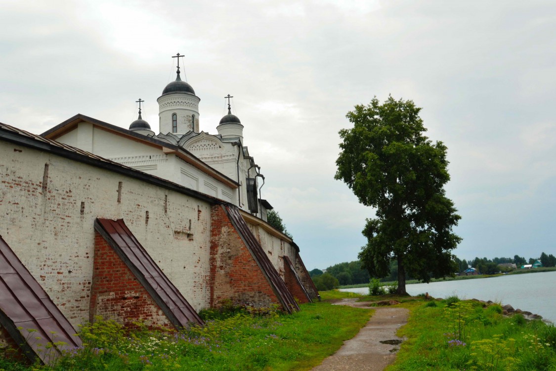 Кириллов. Кирилло-Белозерский монастырь. Церковь Спаса Преображения. фасады