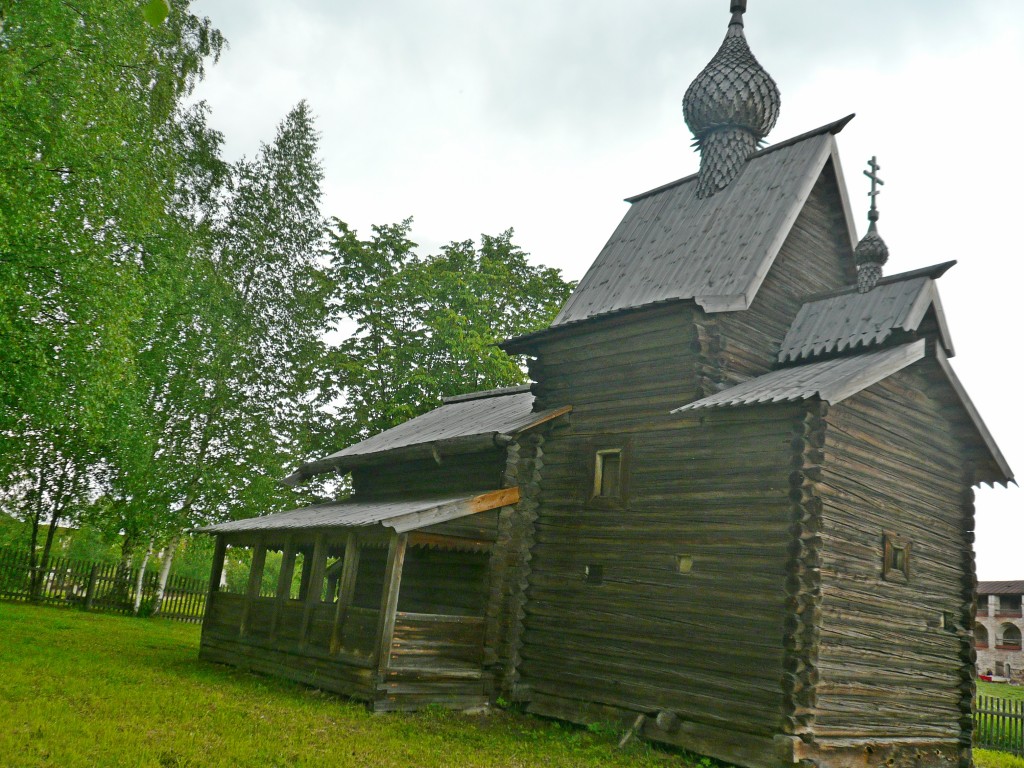 Кириллов. Кирилло-Белозерский монастырь. Церковь Положения Ризы Господней из села Бородавы. фасады