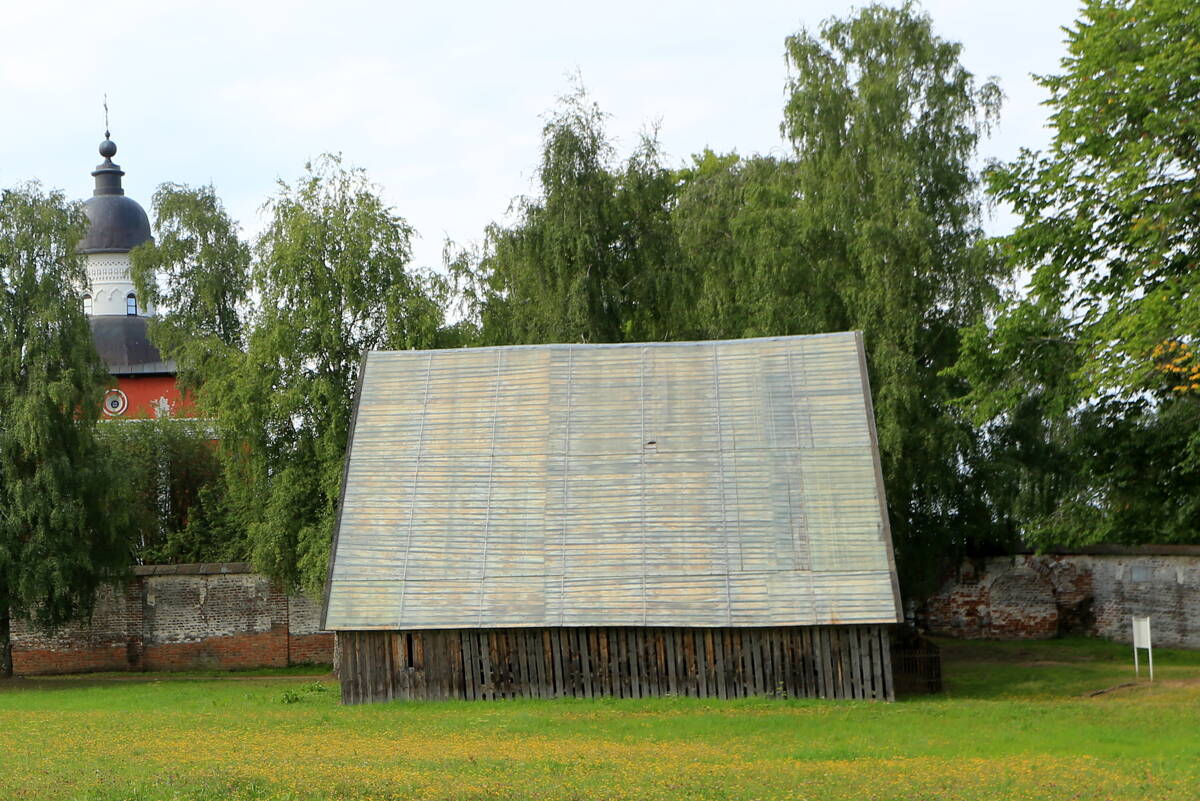 Кирилло-Белозерский монастырь. Церковь Положения Ризы Господней из села Бородавы, Кириллов (Кирилловский район, Вологодская область). документальные фотографии, В данный момент храм реставрируется