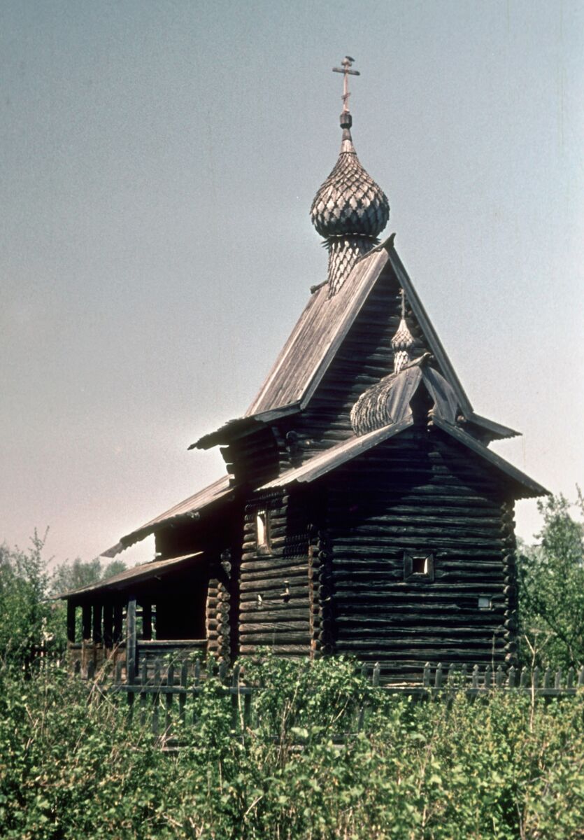 Кирилло-Белозерский монастырь. Церковь Положения Ризы Господней из села Бородавы, Кириллов (Кирилловский район, Вологодская область). фасады, Скан слайда из домашнего архива. Снято в семидесятые годы.