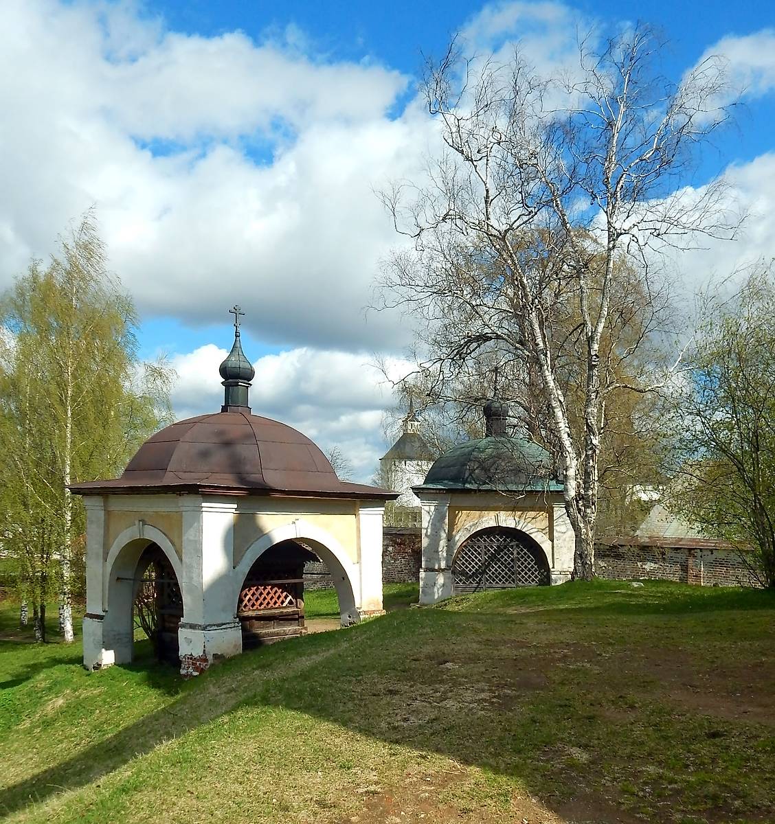 фасады. Кирилло-Белозерский монастырь. Часовня-сень над крестом Кирилла Белозерского, Кириллов (Кирилловский район, Вологодская область)