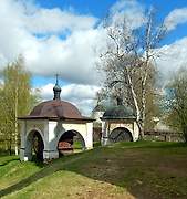 Кириллов. Кирилло-Белозерский монастырь. Часовня-сень над крестом Кирилла Белозерского