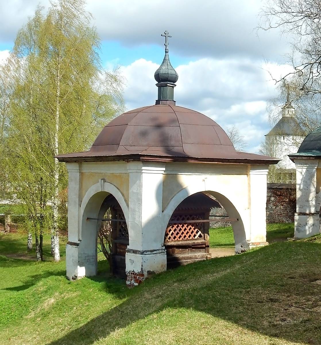 фасады. Кирилло-Белозерский монастырь. Часовня-сень над крестом Кирилла Белозерского, Кириллов (Кирилловский район, Вологодская область)
