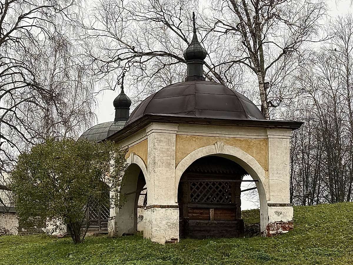 Вид с юго-запада, фасады. Кирилло-Белозерский монастырь. Часовня-сень над крестом Кирилла Белозерского, Кириллов (Кирилловский район, Вологодская область)