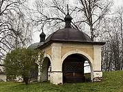 Кириллов. Кирилло-Белозерский монастырь. Часовня-сень над крестом Кирилла Белозерского
