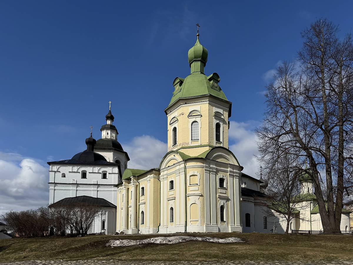 Вид с юго-востока, слева церковь Гавриила Архангела, общий вид в ландшафте. Кирилло-Белозерский монастырь. Церковь Кирилла Белозерского, Кириллов (Кирилловский район, Вологодская область)