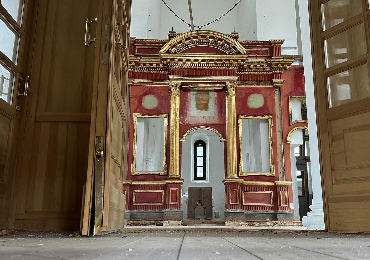 Интерьер, вид через щель под дверью, интерьер и убранство. Кирилло-Белозерский монастырь. Церковь Иоанна Предтечи, Кириллов (Кирилловский район, Вологодская область)