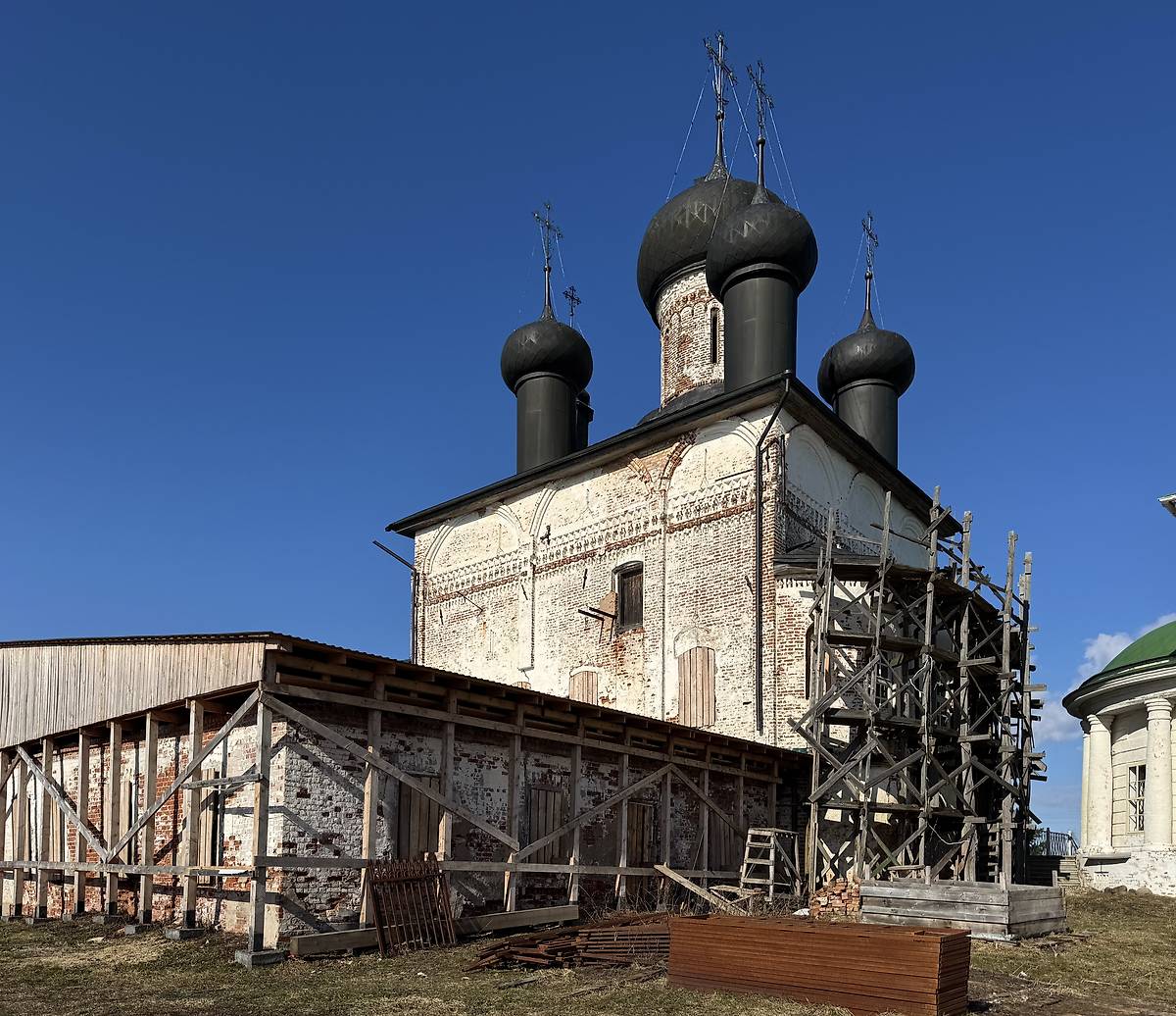 Вид основного объёма с юго-востока, архитектурные детали. Воскресенский Горицкий монастырь. Собор Воскресения Христова, Горицы (Кирилловский район, Вологодская область)