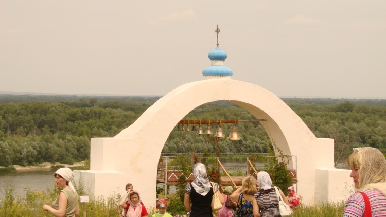 Усть-Медведицкий Спасо-Преображенский монастырь. Собор Казанской иконы Божией Матери, Серафимович (Серафимовичский район, Волгоградская область). дополнительная информация, арка с колокольни, оставшаяся от разрушенной церкви. 