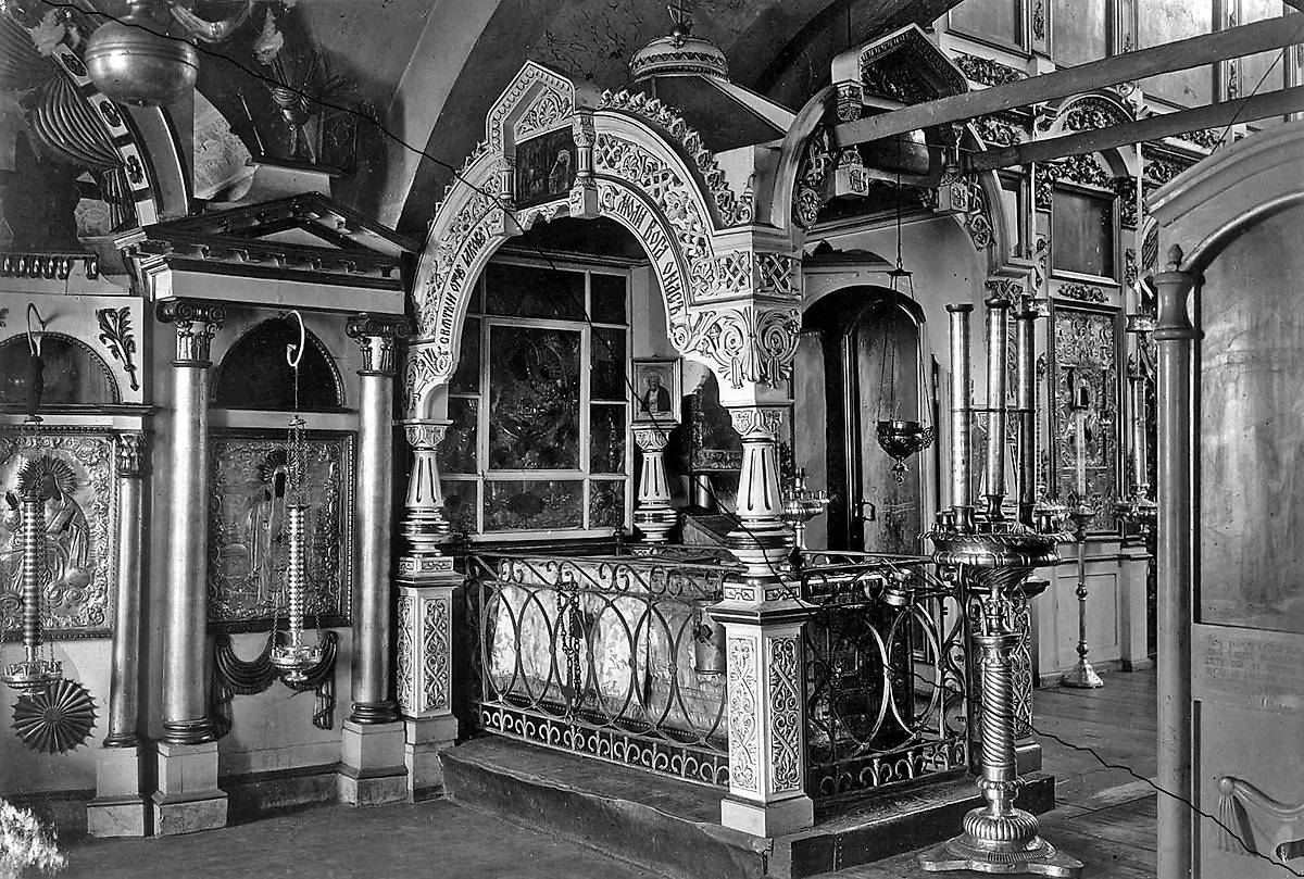 Рака с мощами прп. Иакова Железноборовского. Фото В. Н. Кларка. 1908 г., архивная фотография. Предтеченский Иаково-Железноборовский монастырь. Церковь Рождества Пресвятой Богородицы, Борок (Буйский район, Костромская область)