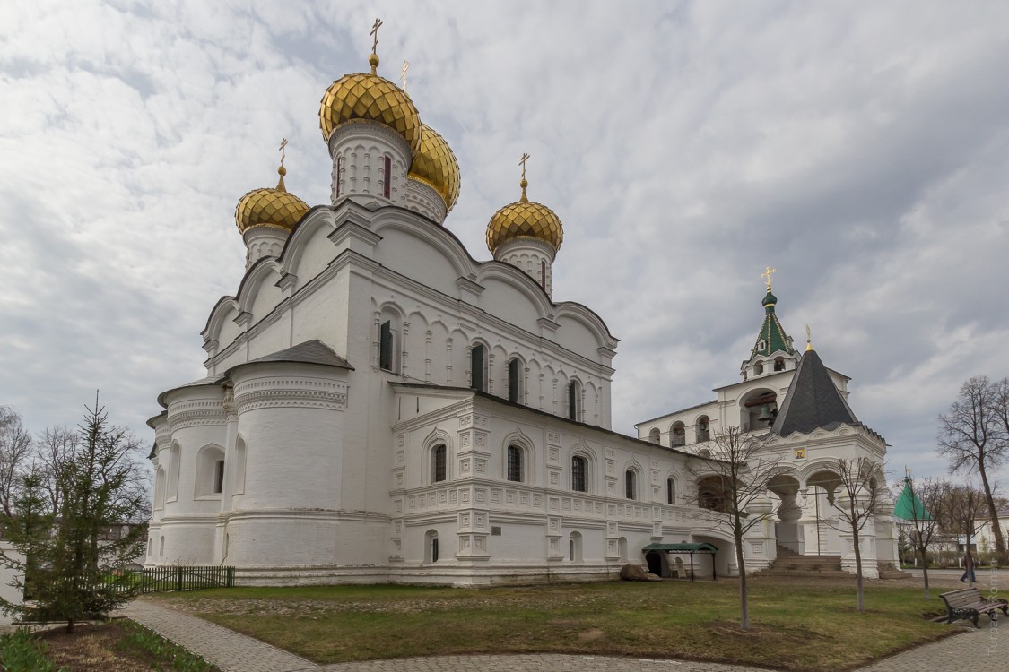 Кострома. Троицкий Ипатьевский монастырь. Собор Троицы Живоначальной. фасады