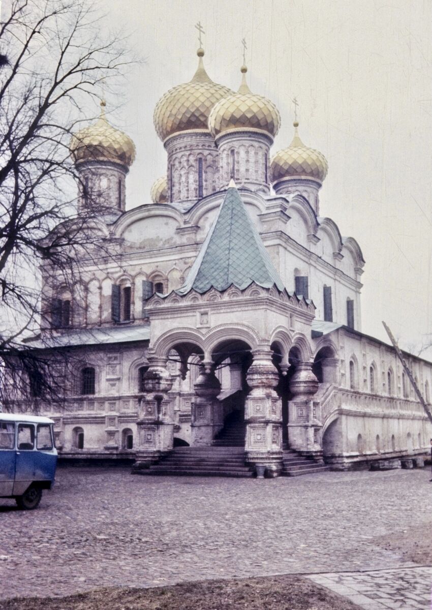 Троицкий Ипатьевский монастырь. Собор Троицы Живоначальной, Кострома (Кострома, город, Костромская область). фасады, Скан с плёнки из домашнего архива.