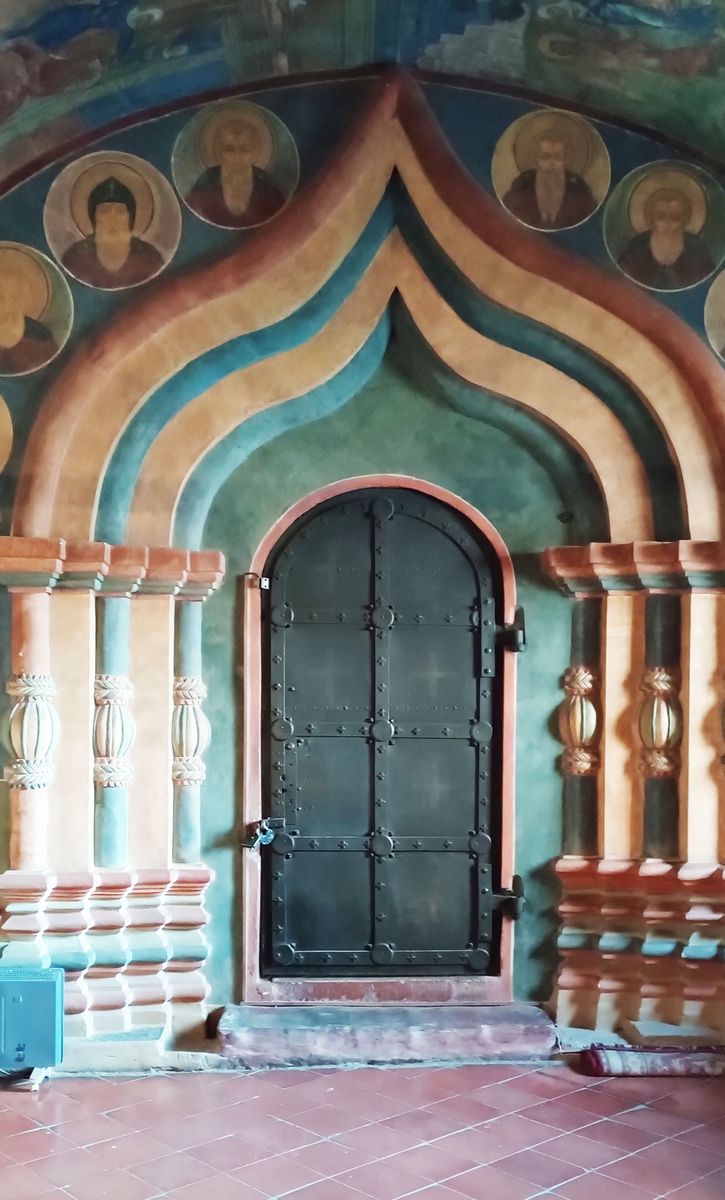 Троицкий Ипатьевский монастырь. Собор Троицы Живоначальной, Кострома (Кострома, город, Костромская область). интерьер и убранство, Архитектура одних из врат притвора собора