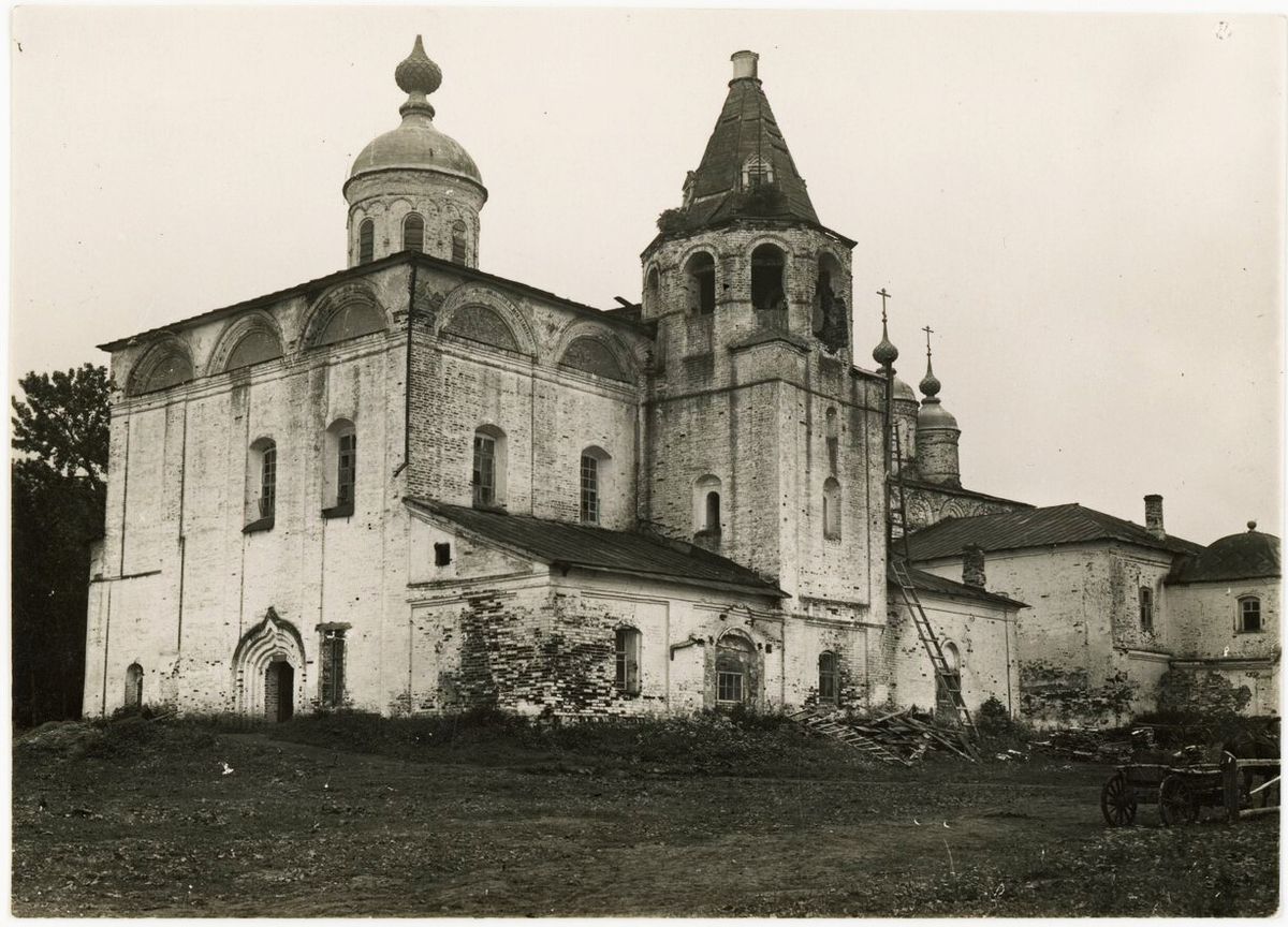 Успенский Паисиево-Галичский женский монастырь. Собор Успения Пресвятой Богородицы, Успенская Слобода (Галичский район, Костромская область). архивная фотография, Фото 1950-х гг. из фондов Костромского музея-заповедника. (ГК № 65618490)
