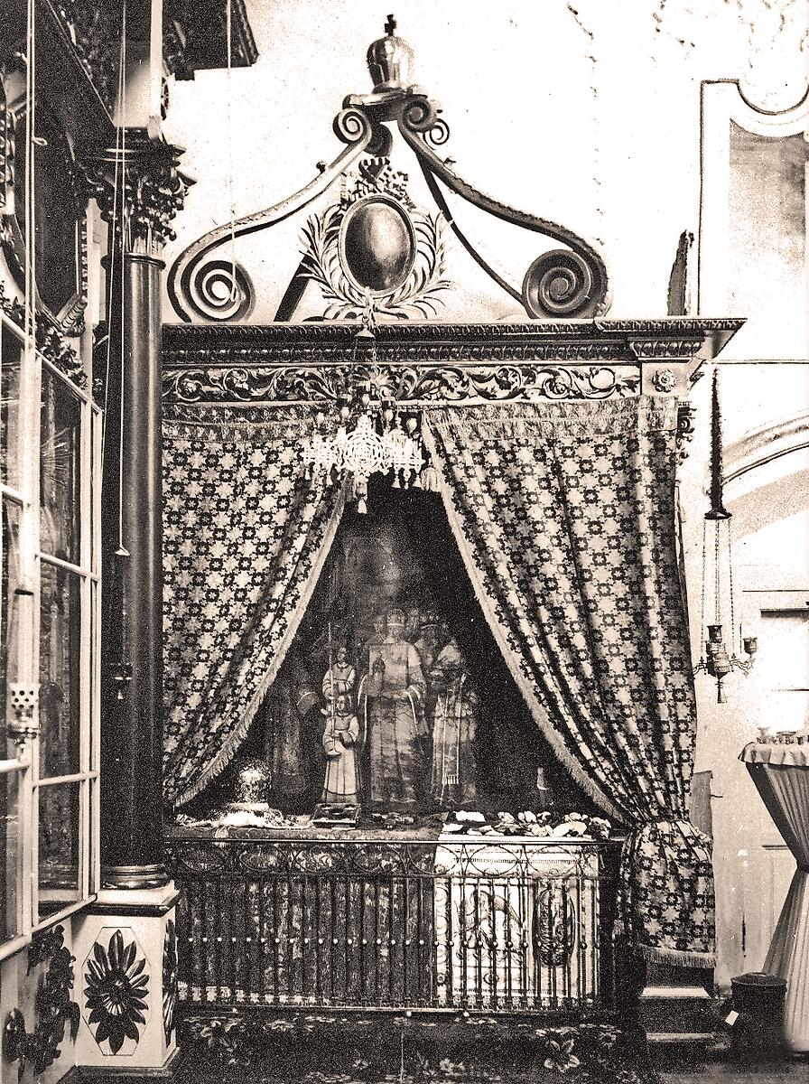 Рака преп. Паисия в Успенском соборе Паисиева монастыря. Фото 1909-1914 гг., архивная фотография. Успенский Паисиево-Галичский женский монастырь. Собор Успения Пресвятой Богородицы, Успенская Слобода (Галичский район, Костромская область)