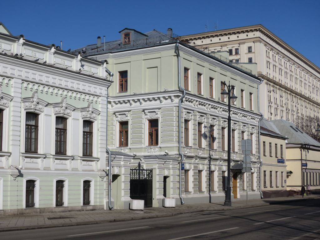 Марфо-Мариинская обитель милосердия, Якиманка (Центральный административный округ (ЦАО), г. Москва). дополнительная информация, В центре фотографии - Медицинский центр “Милосердие” (на схеме обители № 6) и северо-восточные ворота (на схеме обители № 16)