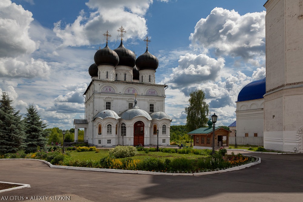 Вятка (Киров). Успения Пресвятой Богородицы Трифонов монастырь. Кафедральный собор Успения Пресвятой Богородицы. фасады