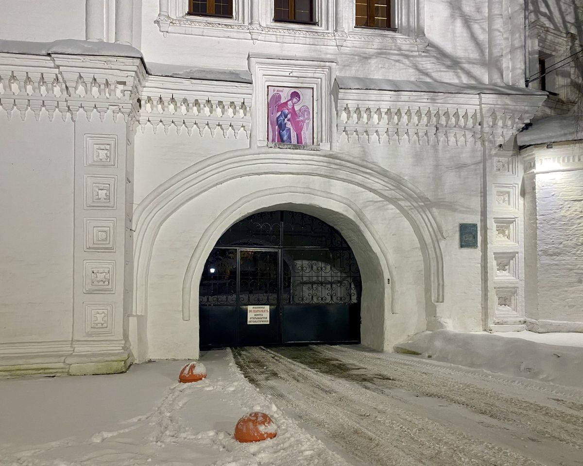 Въездные ворота (правые) в надвратной церкви, архитектурные детали. Успенский Трифонов монастырь. Церковь Николая Чудотворца, Вятка (Киров) (Вятка (Киров), город, Кировская область)