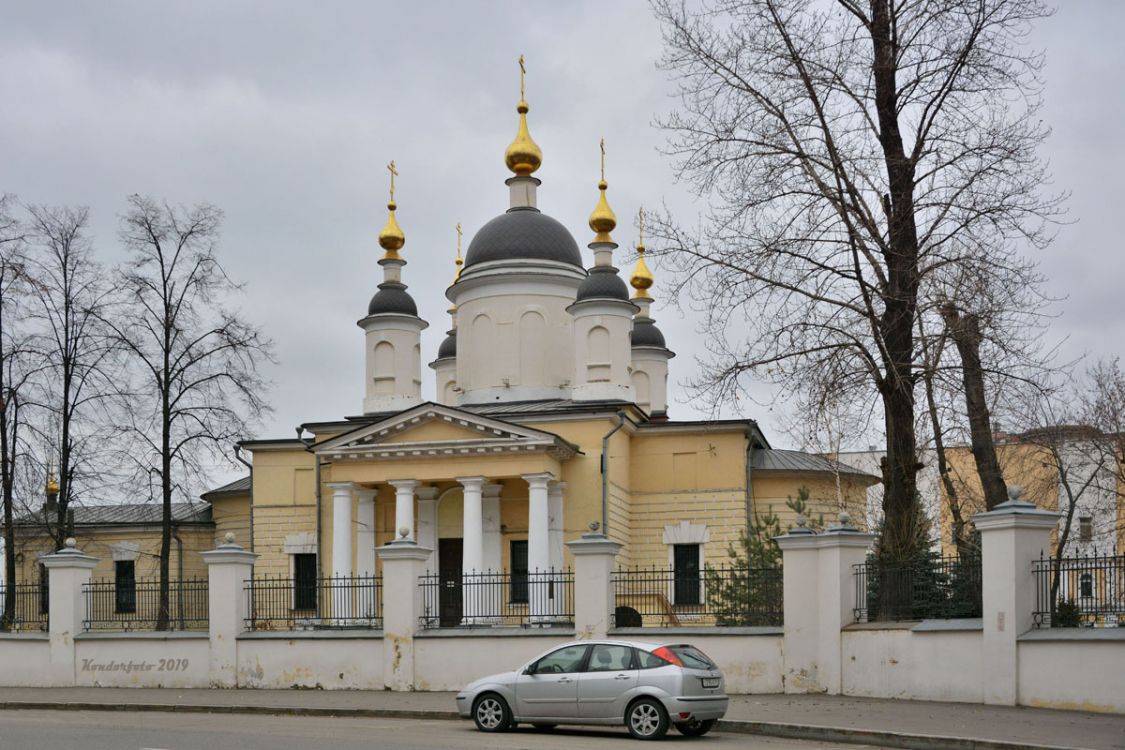 Лефортово. Церковь Введения во храм Пресвятой Богородицы у Салтыкова моста. общий вид в ландшафте