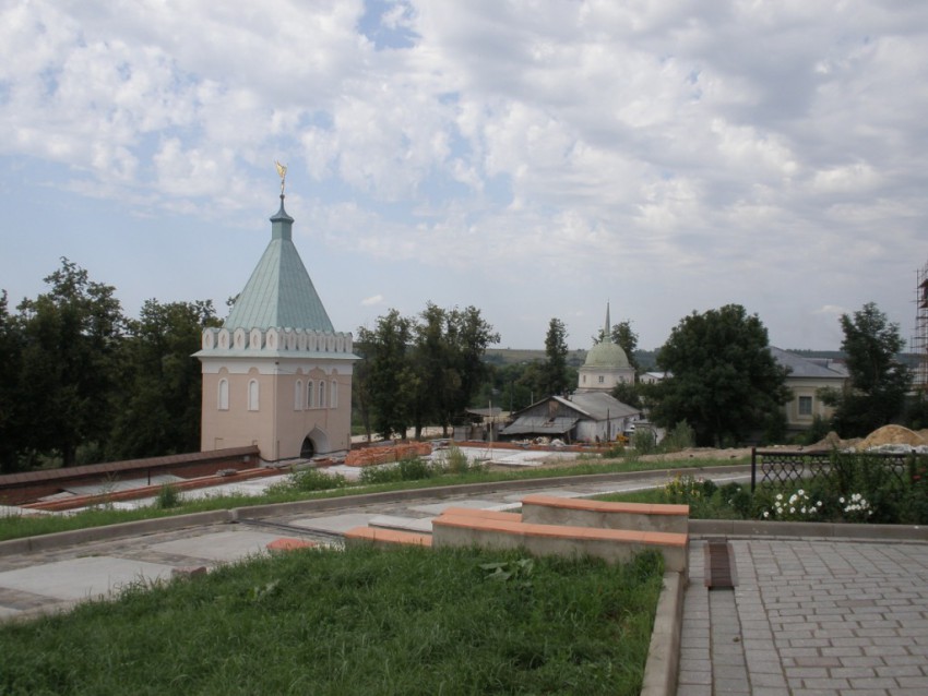 Оптина Пустынь. Надвратная церковь Владимирской иконы Божией Матери, Козельск (Оптино) (Козельский район, Калужская область). общий вид в ландшафте, Слева - западная башня монастыря, на дальнем плане - Паромная башня