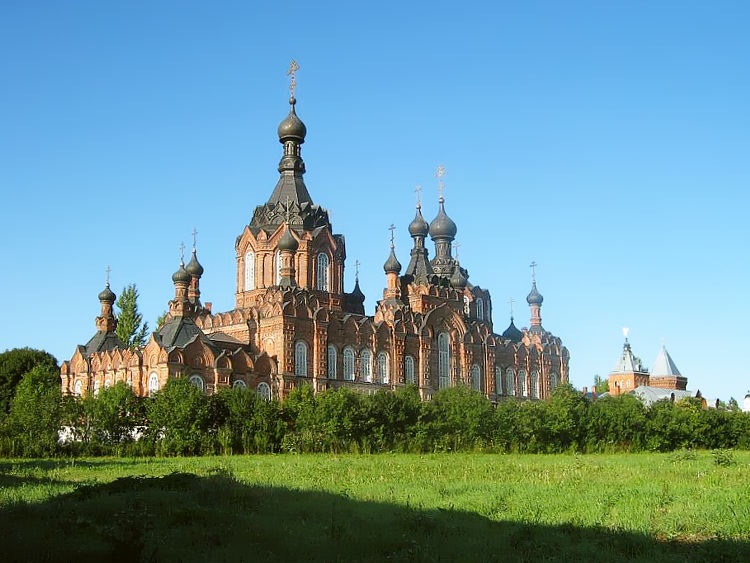 Казанская Амвросиевская пустынь. Собор Казанской иконы Божией Матери, Старое Шамордино (Козельский район, Калужская область). общий вид в ландшафте