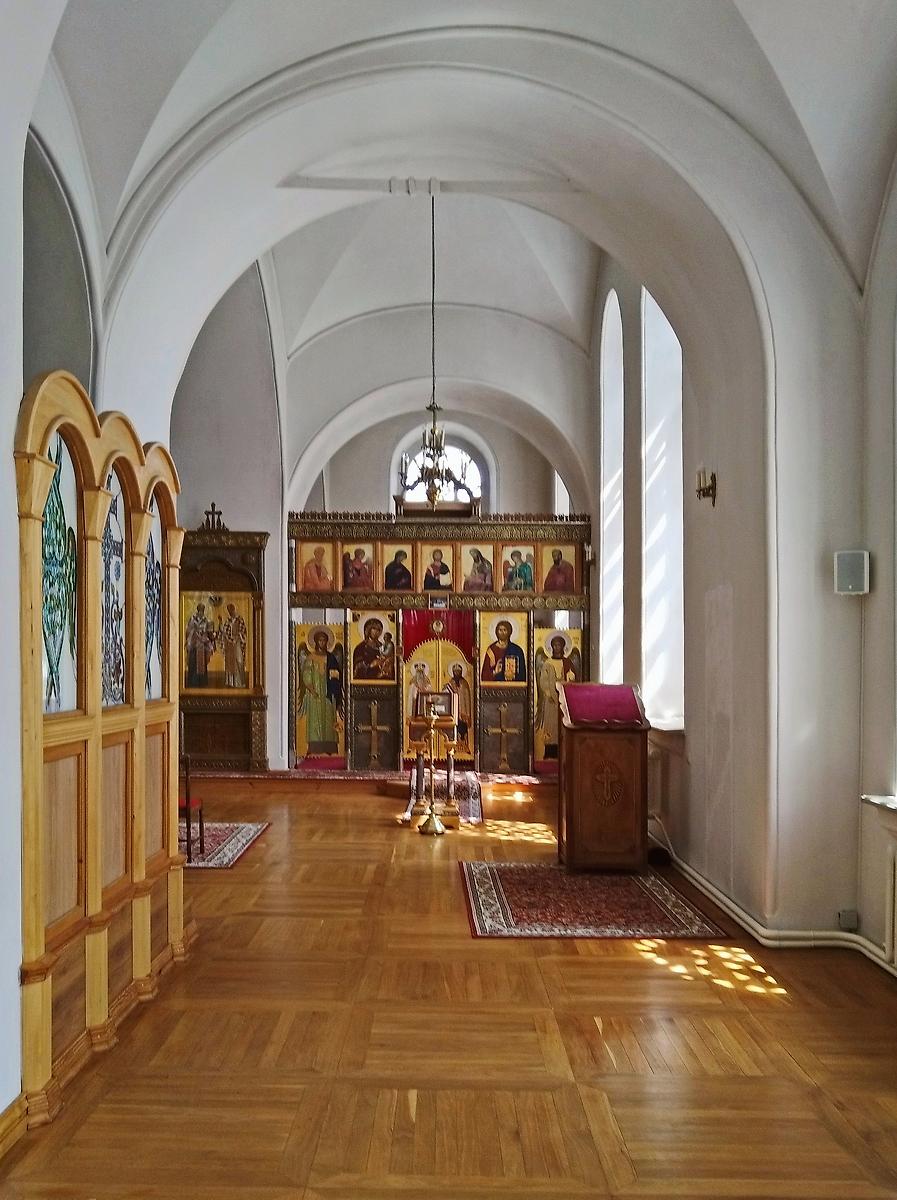 Правый придел в честь свт. Николая Мирликийского и свт. Амвросия Медиоланского., интерьер и убранство. Казанская Амвросиевская пустынь. Собор Казанской иконы Божией Матери, Старое Шамордино (Козельский район, Калужская область)