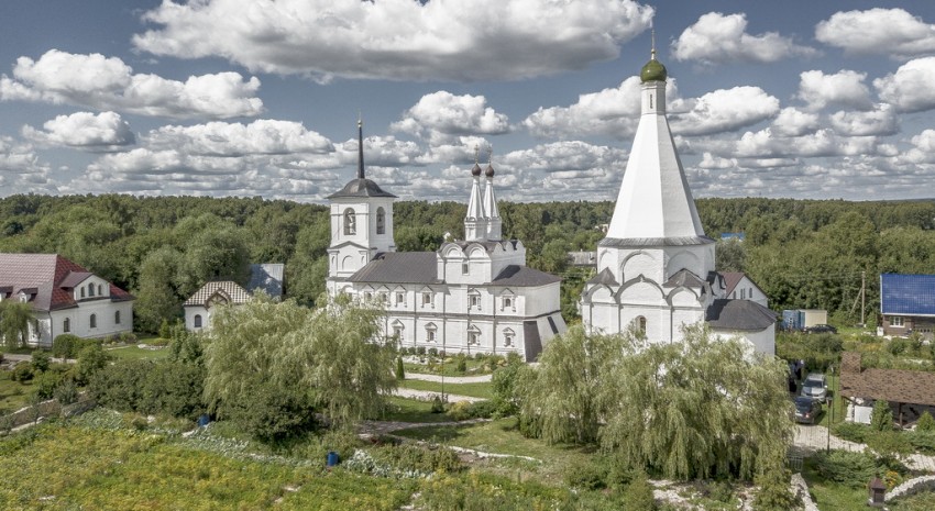 Спасо-Воротынский монастырь. Церковь Введения во храм Пресвятой Богородицы, Спас (Калуга, город, Калужская область). фасады, Церковь слева
